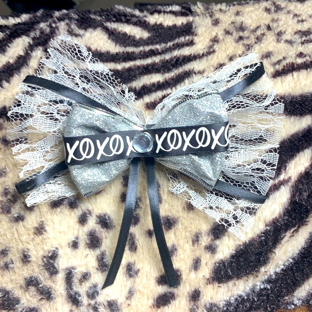 XOXO Silver Shimmer and lace Bow